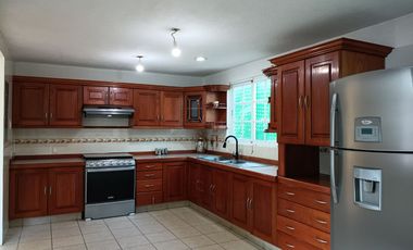 Casa en Renta en Fracc. Tulipanes II, Calimaya, Cerca El Mesón, Enorme Jardín