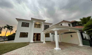 Venta de hermosa Casa en Urb. Estancias del Río- Samborondon.