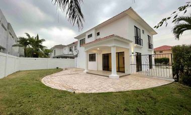 Venta de hermosa Casa en Urb. Estancias del Río- Samborondon.