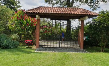 SE VENDE FINCA EN COMBIA,DOS  CASAS