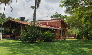 SE VENDE FINCA EN COMBIA,DOS  CASAS