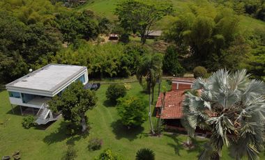 SE VENDE FINCA EN COMBIA,DOS  CASAS