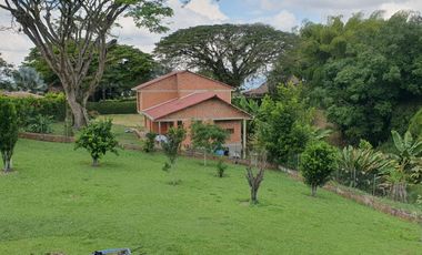 SE VENDE FINCA EN COMBIA,DOS  CASAS