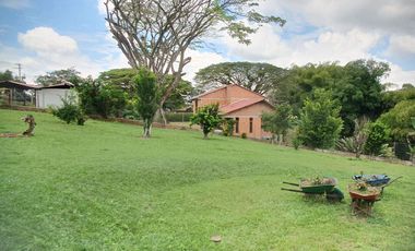SE VENDE FINCA EN COMBIA,DOS  CASAS