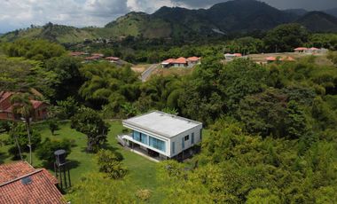 SE VENDE FINCA EN COMBIA,DOS  CASAS