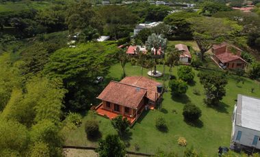 SE VENDE FINCA EN COMBIA,DOS  CASAS