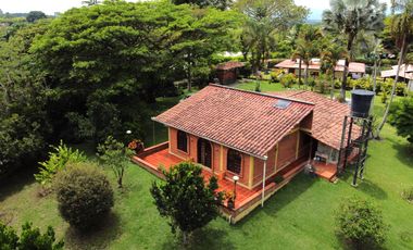 SE VENDE FINCA EN COMBIA,DOS  CASAS
