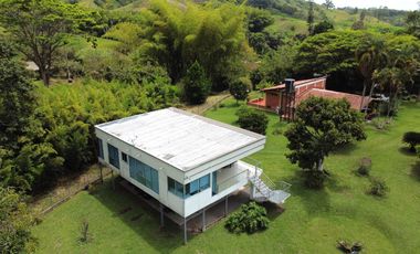 SE VENDE FINCA EN COMBIA,DOS  CASAS