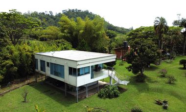 SE VENDE FINCA EN COMBIA,DOS  CASAS