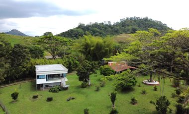 SE VENDE FINCA EN COMBIA,DOS  CASAS
