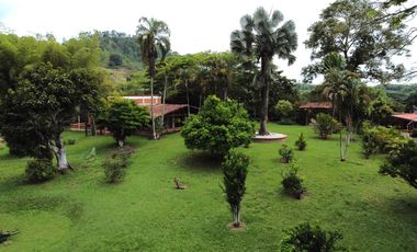 SE VENDE FINCA EN COMBIA,DOS  CASAS