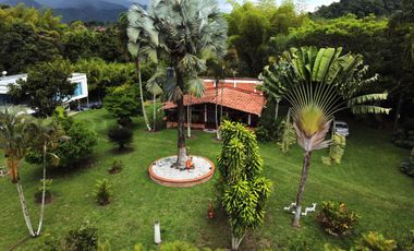 SE VENDE FINCA EN COMBIA,DOS  CASAS