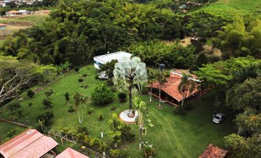 SE VENDE FINCA EN COMBIA,DOS  CASAS