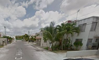 CASA DE DOS NIVELES EN CONDOMINIO, EN VENTA, MUY CERCA DE LA PLAYA