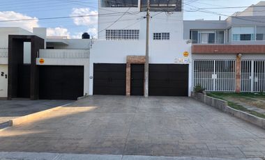 CASA EN RENTA ZONA UNIVERSITARIA