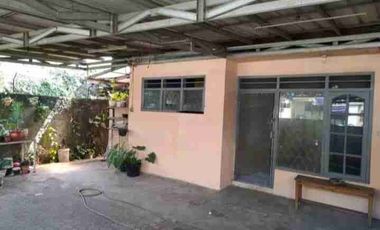 RUMAH di sewakan apa adanya pinggir jalan area Lebak bulus Jaksel