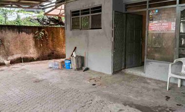RUMAH di sewakan apa adanya pinggir jalan area Lebak bulus Jaksel