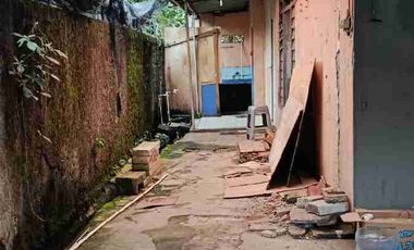 RUMAH di sewakan apa adanya pinggir jalan area Lebak bulus Jaksel