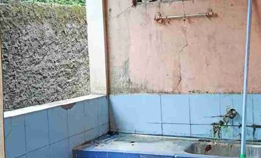 RUMAH di sewakan apa adanya pinggir jalan area Lebak bulus Jaksel