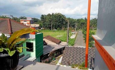 DIJUAL RUMAH PERUM 3 LANTAI DI SECANG DEKAT JALAN RAYA