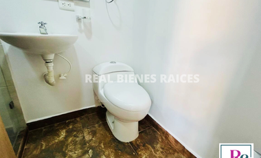 ¡Encantador apartamento en segundo piso, ideal para vivir con comodidad!