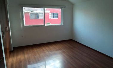 Renta casa en Fraccionamiento frente al Colegio Argos