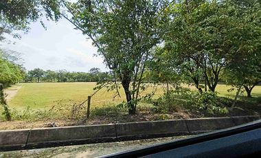 Se vende un terreno con potencial Comercial/Residencial de 10475 m² en plena pista, listo para construir.