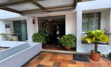 VENDO APARTAMENTO UBICADO EN UN CUARTO PISO EN EL BARRIO EL TRIUNFO.