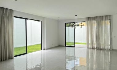 Casa de alquiler de estreno en Urbanización Riona, Samborondón