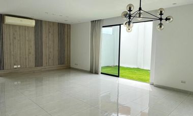 Casa de alquiler de estreno en Urbanización Riona, Samborondón