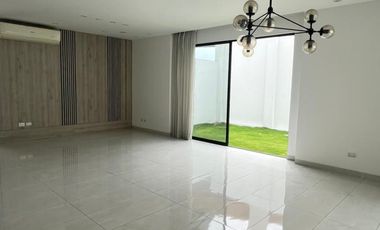 Casa de alquiler de estreno en Urbanización Riona, Samborondón