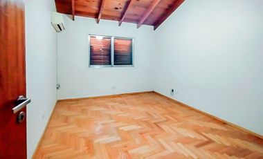 Castelar Norte - Venta - Casa 6 Ambientes, impecable, con ofinica completa