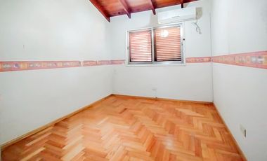 Castelar Norte - Venta - Casa 6 Ambientes, impecable, con ofinica completa