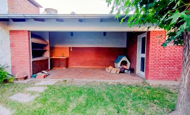 Castelar Norte - Venta - Casa 6 Ambientes, impecable, con ofinica completa