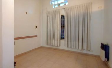 Castelar Norte - Venta - Casa 6 Ambientes, impecable, con ofinica completa