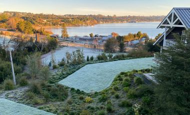 EXCLUSIVO DEPARTAMENTO EN CONDOMINIO CASONAS PATAGONIA VIRGIN, FRUTILLAR, 4D + 4B + SALA ESTAR + TERRAZA. GOLF, NATURALEZA Y FRENTE AL LAGO L