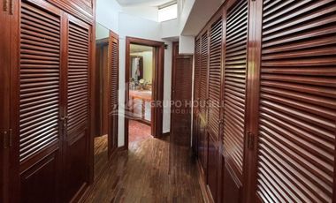 VENTA DE CASA CON PISCINA - SURCO