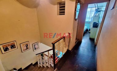 🏡 VENTA DE CASA DE 3 PISOS EN BREÑA – A 1 cuadra de la Plaza de La Bandera📍