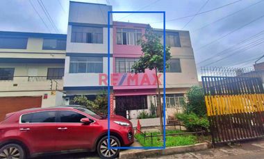 🏡 VENTA DE CASA DE 3 PISOS EN BREÑA – A 1 cuadra de la Plaza de La Bandera📍