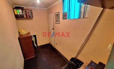 🏡 VENTA DE CASA DE 3 PISOS EN BREÑA – A 1 cuadra de la Plaza de La Bandera📍