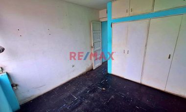 🏡 VENTA DE CASA DE 3 PISOS EN BREÑA – A 1 cuadra de la Plaza de La Bandera📍