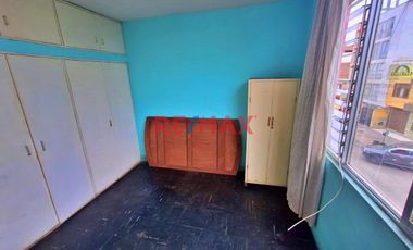 🏡 VENTA DE CASA DE 3 PISOS EN BREÑA – A 1 cuadra de la Plaza de La Bandera📍