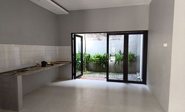 Murah Turun Harga! Rumah 2 Lantai Dekat Pintu Tol Maguwoharjo, Pinggir Jalan Aspal