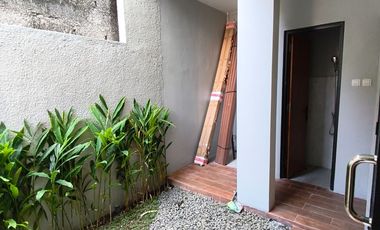 Murah Turun Harga! Rumah 2 Lantai Dekat Pintu Tol Maguwoharjo, Pinggir Jalan Aspal