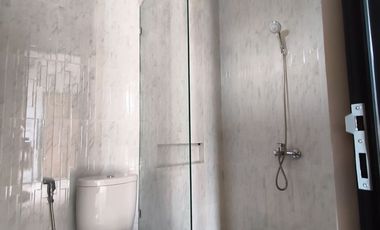 Murah Turun Harga! Rumah 2 Lantai Dekat Pintu Tol Maguwoharjo, Pinggir Jalan Aspal