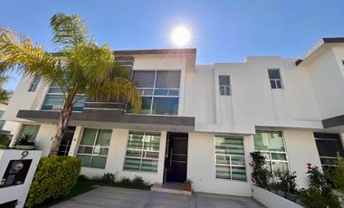 CASA EN RENTA EL REFUGIO! 3 RECÁMARAS, ESTUDIO, JARDÍN, AMENIDADES!