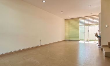 CASA EN RENTA EL REFUGIO! 3 RECÁMARAS, ESTUDIO, JARDÍN, AMENIDADES!