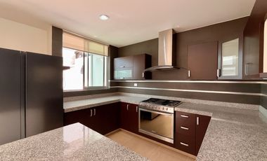 CASA EN RENTA EL REFUGIO! 3 RECÁMARAS, ESTUDIO, JARDÍN, AMENIDADES!