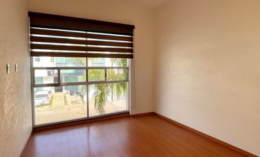 CASA EN RENTA EL REFUGIO! 3 RECÁMARAS, ESTUDIO, JARDÍN, AMENIDADES!