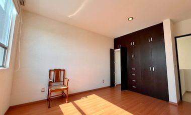 CASA EN RENTA EL REFUGIO! 3 RECÁMARAS, ESTUDIO, JARDÍN, AMENIDADES!